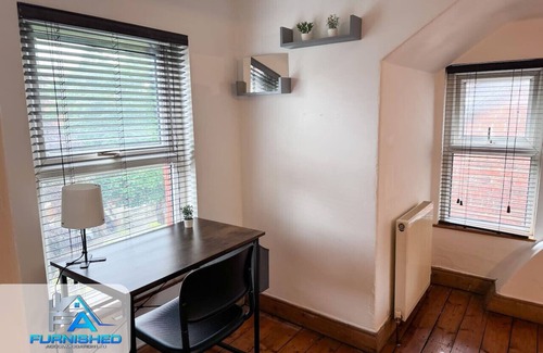 Manchester House | Free Parking | Close to Hospital | Large house