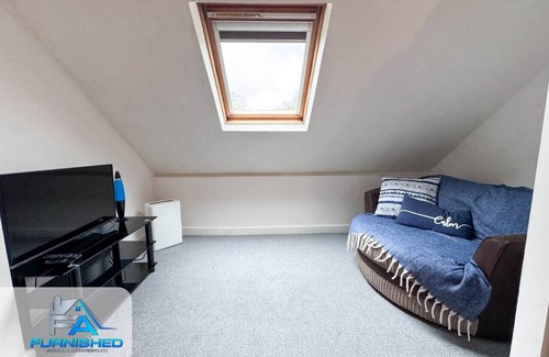 Manchester House | Free Parking | Close to Hospital | Large house