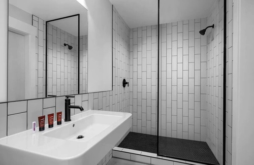 People's Freeway Hotel | Free Parking & Dog-friendly, 2 Boulder Rooms at evo Hotel