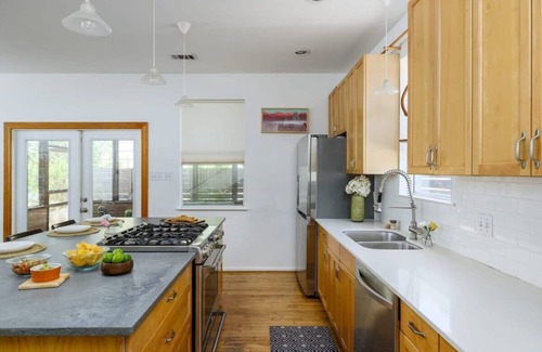 Central East Austin House | Free Parking, East Austin - Corner Cabin - Portoro