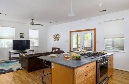 Central East Austin House | Free Parking, East Austin - Corner Cabin - Portoro