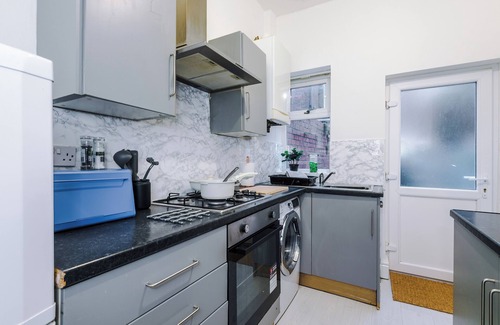 Manchester House | FREE Parking, Games Room, Sleeps 7, Manchester