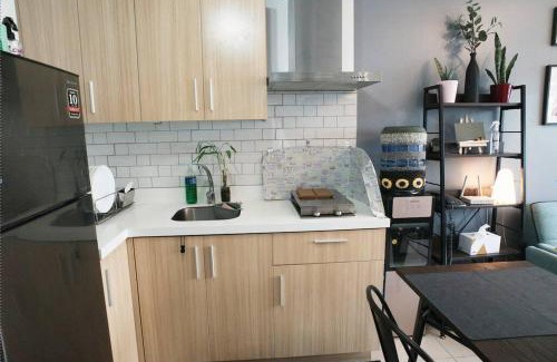 Quezon City Apartment | FREE Parking, Pool, Gym, Netflix, Wi-fi, PS4!