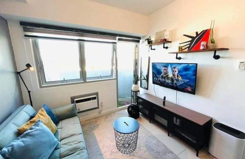 Quezon City Apartment | FREE Parking, Pool, Gym, Netflix, Wi-fi, PS4!