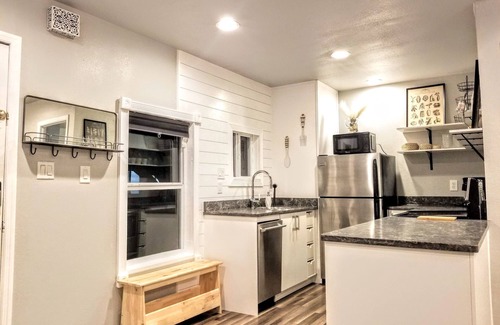 Keller House | free private parking, washer dryer, back porch with a view, family friendly