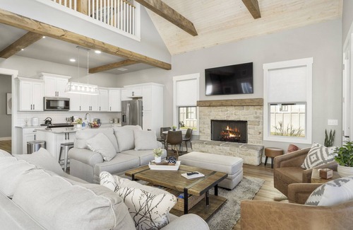 Vinita House | Free PWC w/4+ nt stay Boat Slip Available, Lakeside Retreat, hot tub & Com Pool