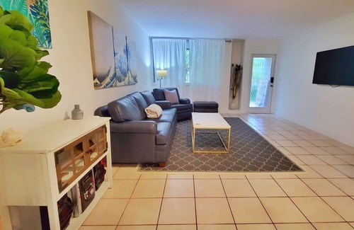 Royal Poinciana House | Free Shuttle/Patio Managed by BNR Vacation Rentals