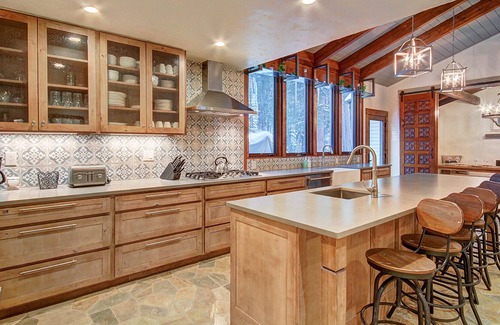 Blue River House | FREE SkyCard Activities - Riverside Location, Private Hot Tub, Game Room/Pool Table, Close to Town/S