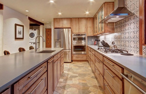 Blue River House | FREE SkyCard Activities - Riverside Location, Private Hot Tub, Game Room/Pool Table, Close to Town/S