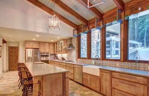 Blue River House | FREE SkyCard Activities - Riverside Location, Private Hot Tub, Game Room/Pool Table, Close to Town/S