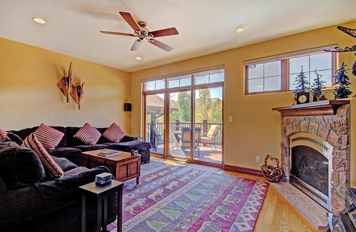 The Highlands House | FREE SkyCard Activities - 3-Level Townhome, Private Hot Tub, Gas Fireplace - Highland Greens Linden