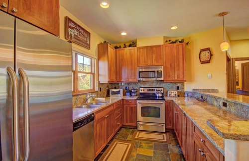 The Highlands House | FREE SkyCard Activities - 3-Level Townhome, Private Hot Tub, Gas Fireplace - Highland Greens Linden