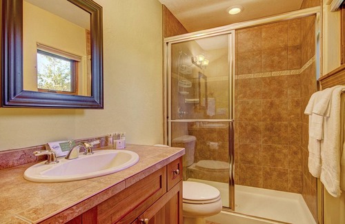 The Highlands House | FREE SkyCard Activities - 3-Level Townhome, Private Hot Tub, Gas Fireplace - Highland Greens Linden