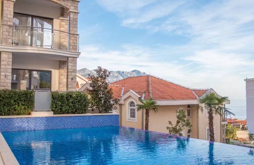 Becici Apartment | *Free Spa* Modern Dream Getaway! Sea View 1BR + p.nn