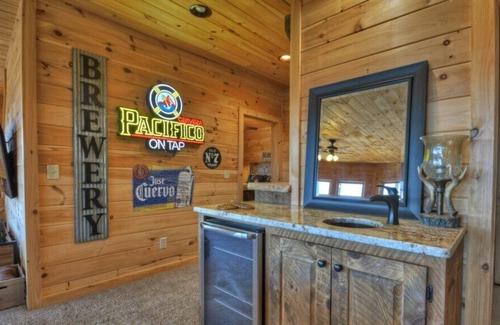 Blue Ridge Cabin | *Free Whitewater Rafting & Ziplining* Year Round Mountain View-- Trails & Community Ponds for Fishing