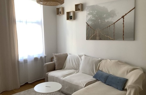 Rudolfsheim-Funfhaus Condo | Free WiFi Netflix; newly furnished; Contactless: Early Check In/Late Check Out!