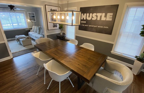 University Heights House | Free 🍷 with stylish Suburban Home