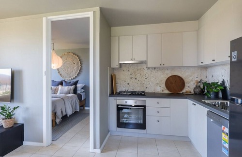 South Fremantle Apartment | Fremantle Beach Pad - ocean front, cafes, bars