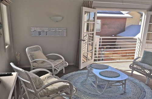 South Fremantle Apartment | Fremantle local beach studio