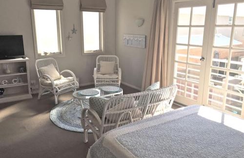 South Fremantle Apartment | Fremantle Local Beach Studio