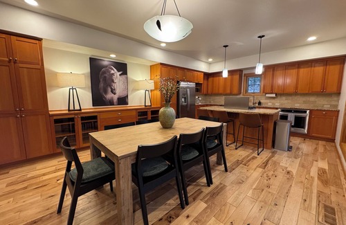 Sunriver House | Fremont Crossing 4BR w/Main Master, Hot Tub, Bunk Room & 8 SHARC Passes