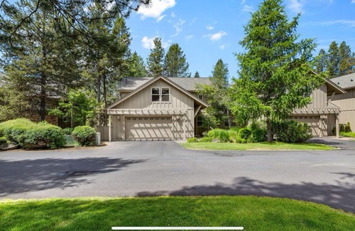 Sunriver House | Fremont Crossing 4BR w/Main Master, Hot Tub, Bunk Room & 8 SHARC Passes