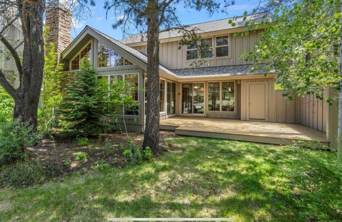 Sunriver House | Fremont Crossing 4BR w/Main Master, Hot Tub, Bunk Room & 8 SHARC Passes
