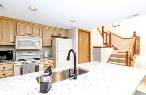 The Galena Territory House | Fresh! 2BR Golf Villa w/King Beds, Dog-Friendly, Amenity Access, Near Trails