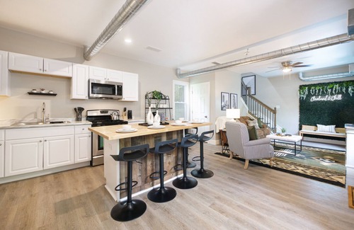 Tremont Apartment | Fresh and Trendy Tremont Getaway