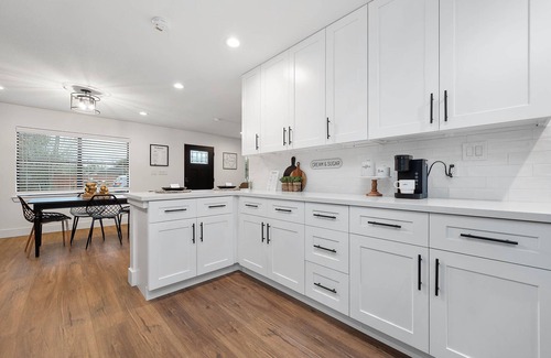 Hitchcock House | Fresh clean luxurious, Galveston beach close, kemah shopping and more
