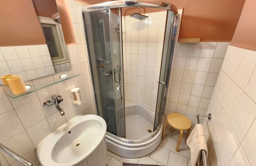 Zizkov Apartment | Fresh flat by tram Zizkov sleeps 6