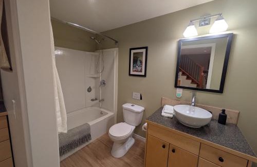 Rossland Apartment | Fresh Studio Apartment in Central Rossland