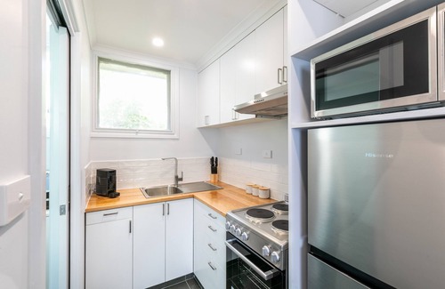 Ocean Grove Apartment | Freshly Renovated! 600m to Main Beach w/carport