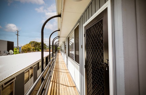 Ocean Grove Apartment | Freshly Renovated! 600m to Main Beach w/carport