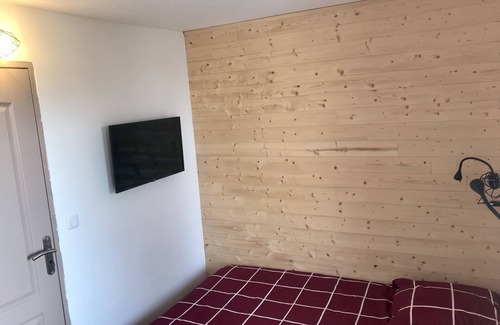 Mont-de-Lans Apartment | Freshly renovated apartment for 10/12, ski-in/ski-out, magnificent view