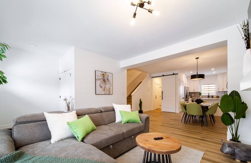 West Edmonton House | FreshModernCozyQuietRetreat | WEM | Garage | KingBed
