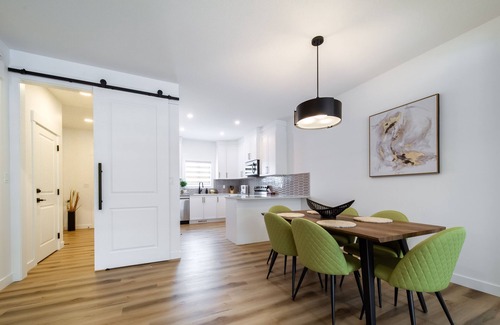 West Edmonton House | FreshModernCozyQuietRetreat | WEM | Garage | KingBed