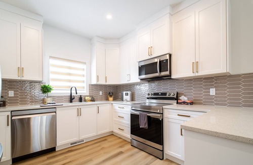 West Edmonton House | FreshModernCozyQuietRetreat | WEM | Garage | KingBed