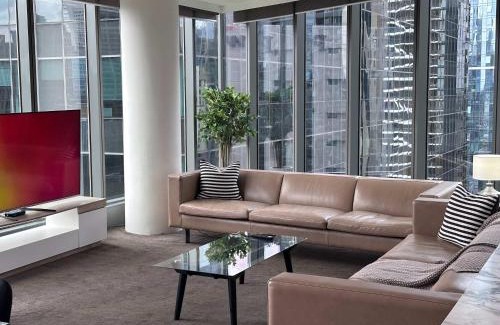 Southbank Apartment | Freshwater PL - Modern City View Apartment with Balcony and River Views