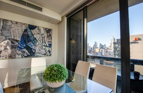 Southbank Apartment | Freshwater PL - Modern City View Apartment with Balcony and River Views