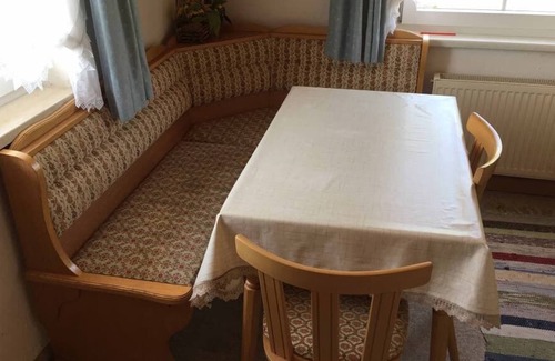 Untergriesbach Apartment | Freundliche, geräumige Wohnung mit Extrazimmer und Himmelbett