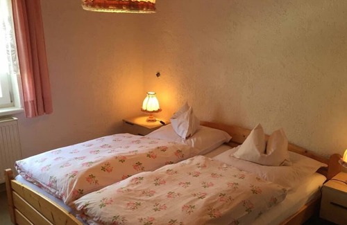 Untergriesbach Apartment | Freundliche, geräumige Wohnung mit Extrazimmer und Himmelbett