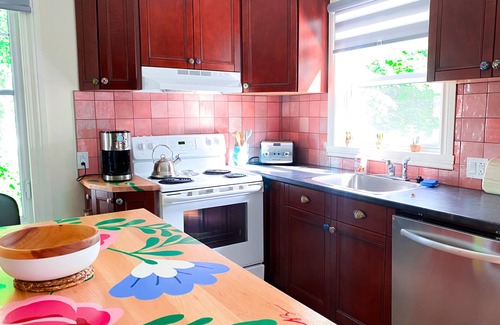 Hudson Apartment | Frida Kahlo-Themed Apartment for Families - Steps to Beach, Vibrant Art & Nature
