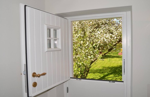 Großmorsum House | Friendly apartment in a historic thatched house from 1854!