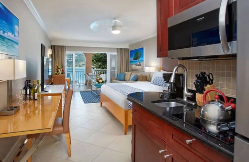 Philipsburg Hotel | Friends Retreat in Little Bay Beach! Suite w/ Free Parking, Kitchenette!