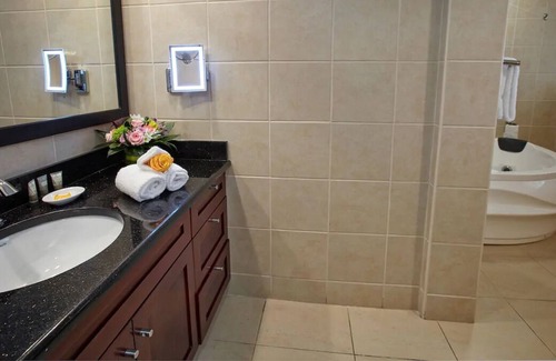 Philipsburg Hotel | Friends Retreat in Little Bay Beach! Suite w/ Free Parking, Kitchenette!