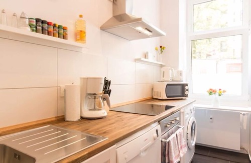 Schoeneberg Apartment | FRITZ 3 bedrooms, 2 bathrooms, 2 kitchens, 115 sqm, free wifi, box spring beds