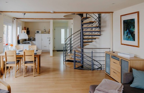 Unteruhldingen House | From birdsong in the morning to Lake Constance wine in the evening sun, experience Si