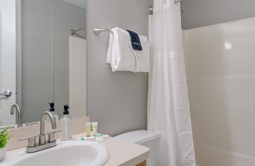 Gateway District Apartment | Frontdesk | 2 BR Apt by the Wolstein Center