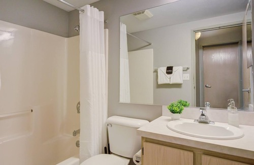 Gateway District Apartment | Frontdesk | 2 BR Apt by Progressive Field